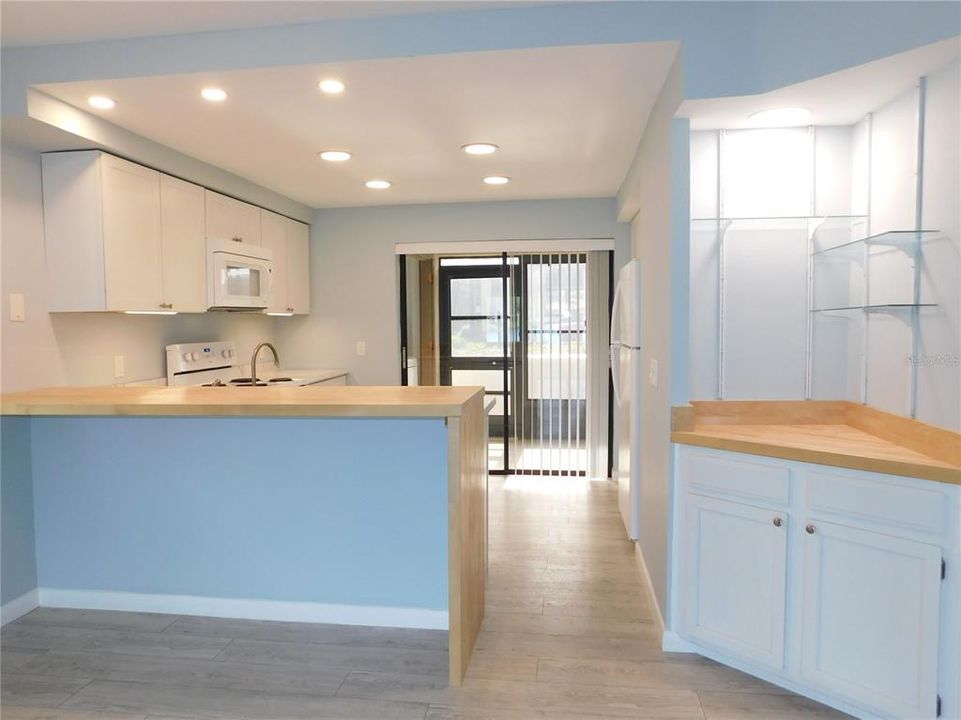 Active With Contract: $1,800 (2 beds, 2 baths, 924 Square Feet)