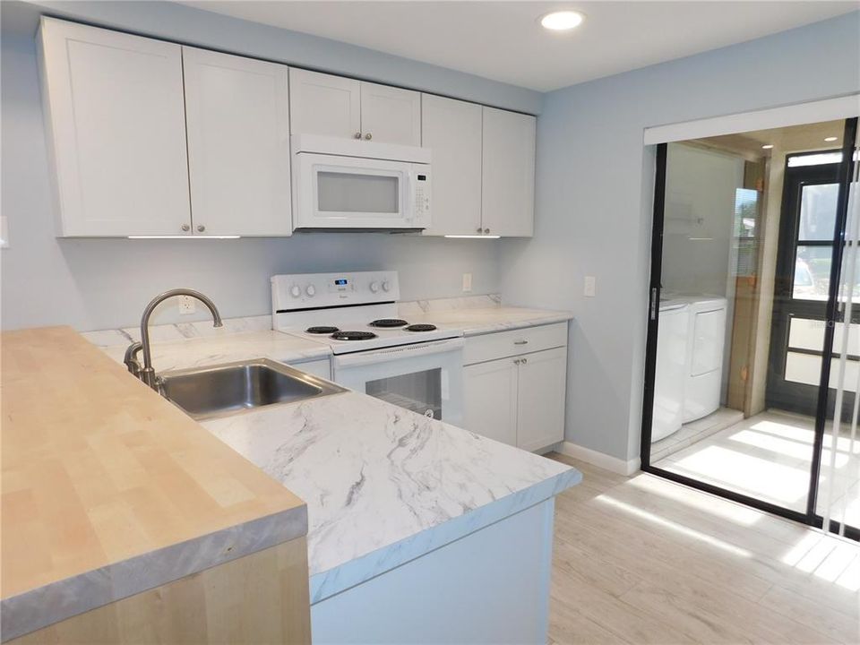 Active With Contract: $1,800 (2 beds, 2 baths, 924 Square Feet)