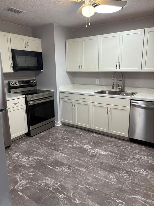 Activo con contrato: $230,000 (3 camas, 2 baños, 1314 Pies cuadrados)