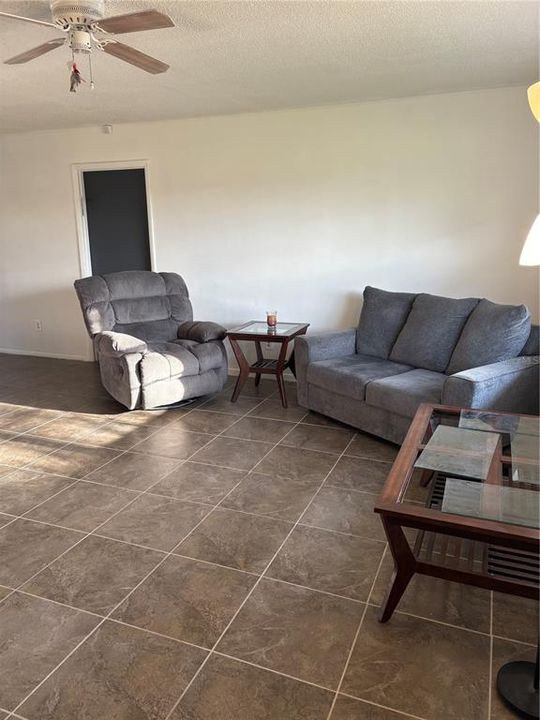 Activo con contrato: $230,000 (3 camas, 2 baños, 1314 Pies cuadrados)