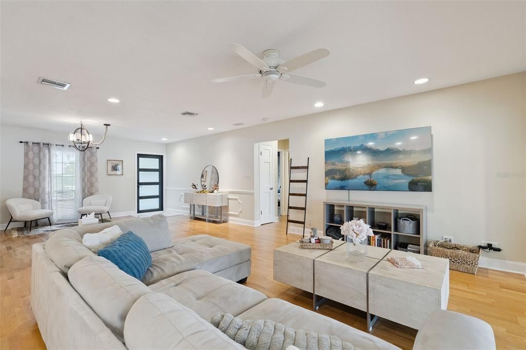 For Sale: $799,900 (3 beds, 3 baths, 2580 Square Feet)