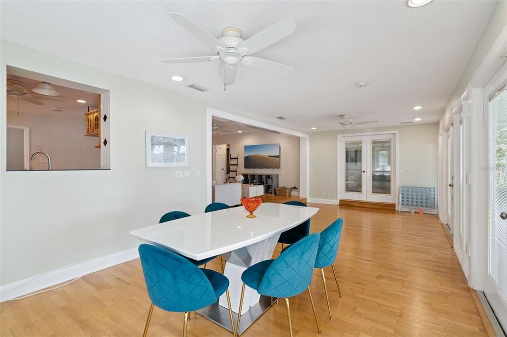 For Sale: $799,900 (3 beds, 3 baths, 2580 Square Feet)