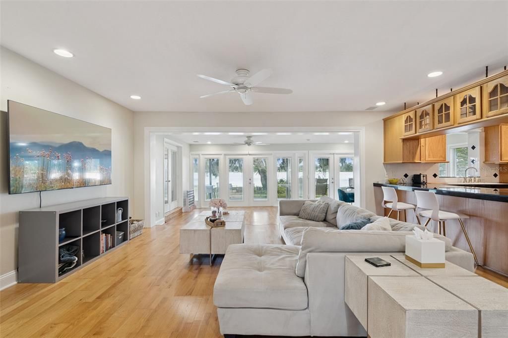 For Sale: $799,900 (3 beds, 3 baths, 2580 Square Feet)