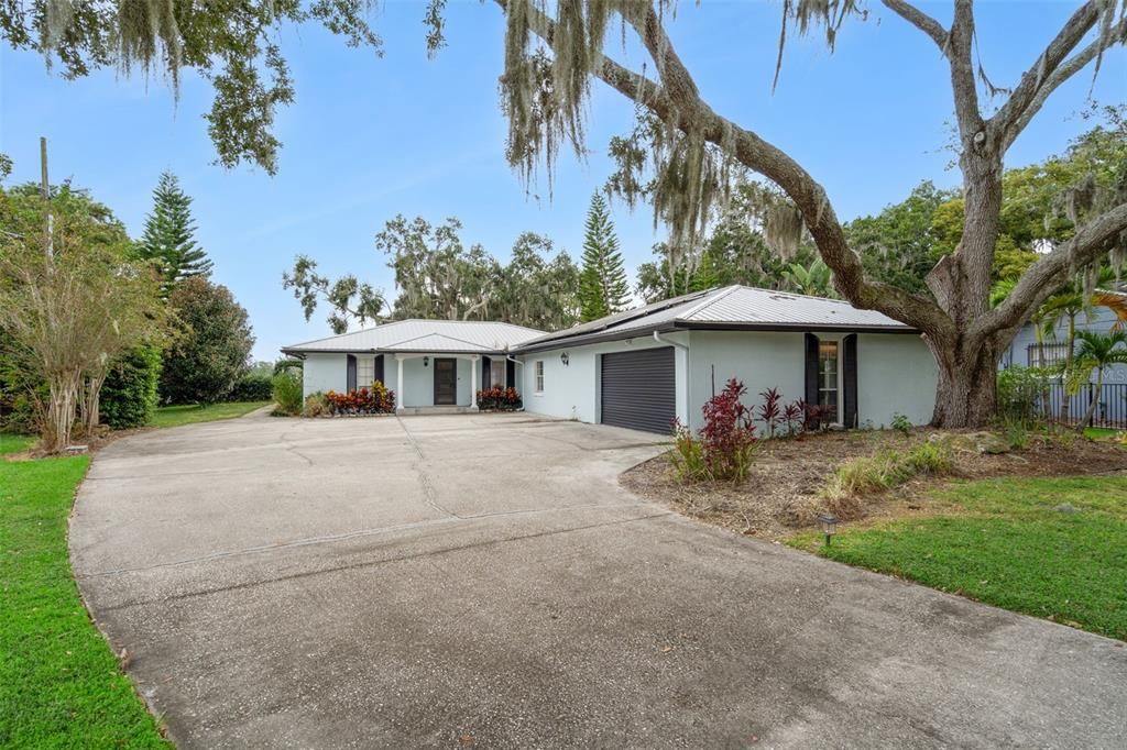 For Sale: $799,900 (3 beds, 3 baths, 2580 Square Feet)