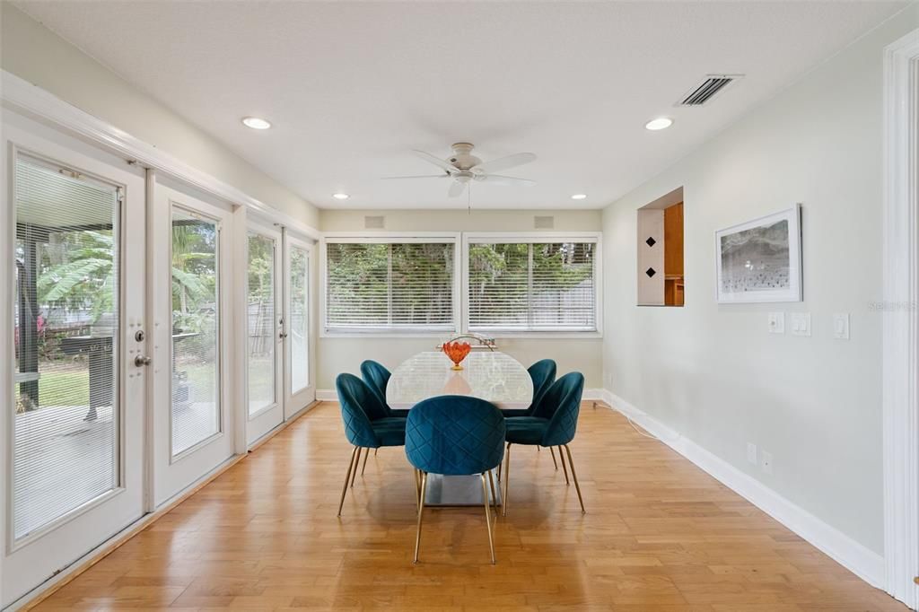 For Sale: $799,900 (3 beds, 3 baths, 2580 Square Feet)