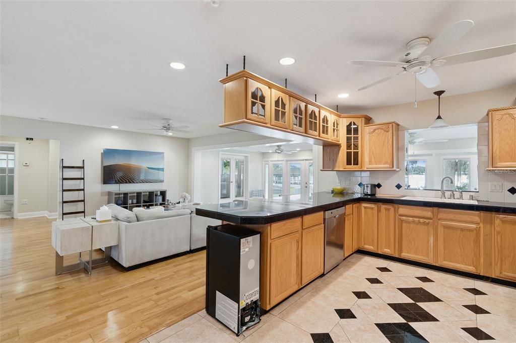 For Sale: $799,900 (3 beds, 3 baths, 2580 Square Feet)