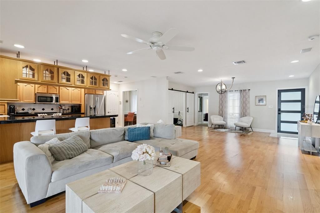 For Sale: $799,900 (3 beds, 3 baths, 2580 Square Feet)