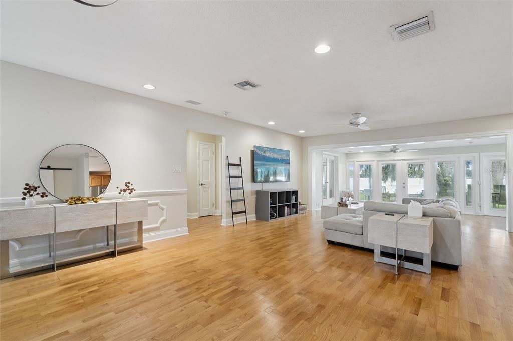 For Sale: $799,900 (3 beds, 3 baths, 2580 Square Feet)