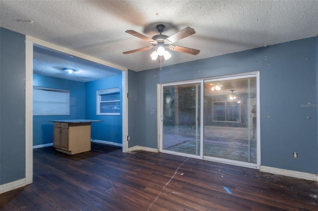 Active With Contract: $199,900 (3 beds, 2 baths, 1265 Square Feet)