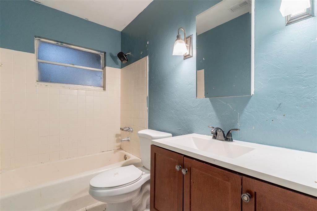 Active With Contract: $199,900 (3 beds, 2 baths, 1265 Square Feet)