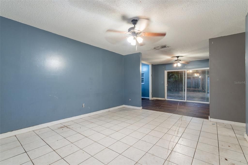 Active With Contract: $199,900 (3 beds, 2 baths, 1265 Square Feet)
