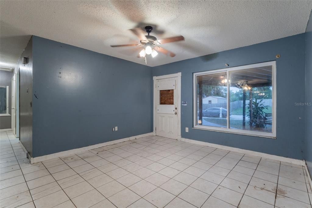 Active With Contract: $199,900 (3 beds, 2 baths, 1265 Square Feet)