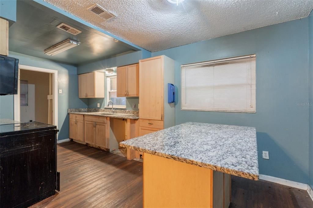 Active With Contract: $199,900 (3 beds, 2 baths, 1265 Square Feet)