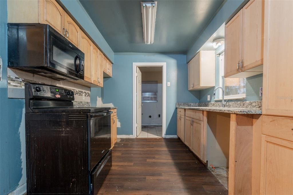 Active With Contract: $199,900 (3 beds, 2 baths, 1265 Square Feet)