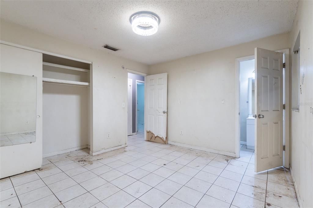Active With Contract: $199,900 (3 beds, 2 baths, 1265 Square Feet)