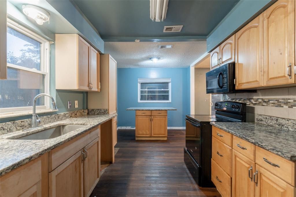 Active With Contract: $199,900 (3 beds, 2 baths, 1265 Square Feet)