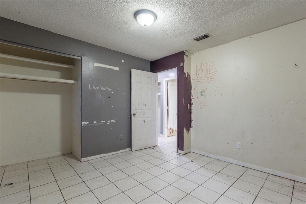 Active With Contract: $199,900 (3 beds, 2 baths, 1265 Square Feet)