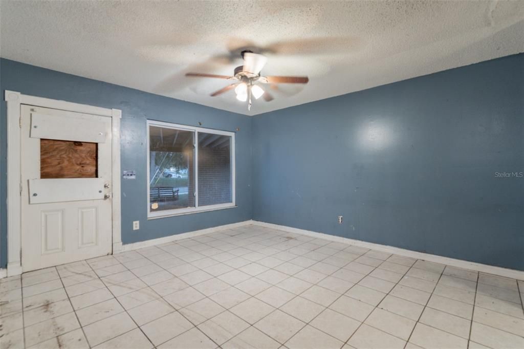 Active With Contract: $199,900 (3 beds, 2 baths, 1265 Square Feet)