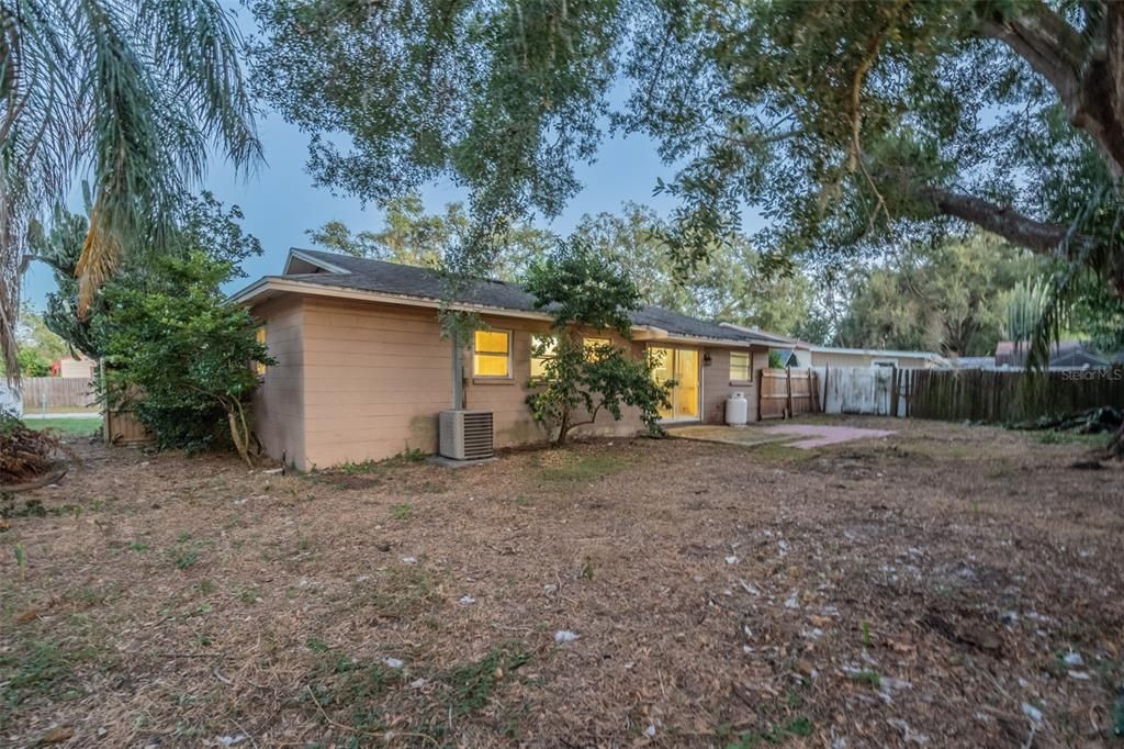 Active With Contract: $199,900 (3 beds, 2 baths, 1265 Square Feet)