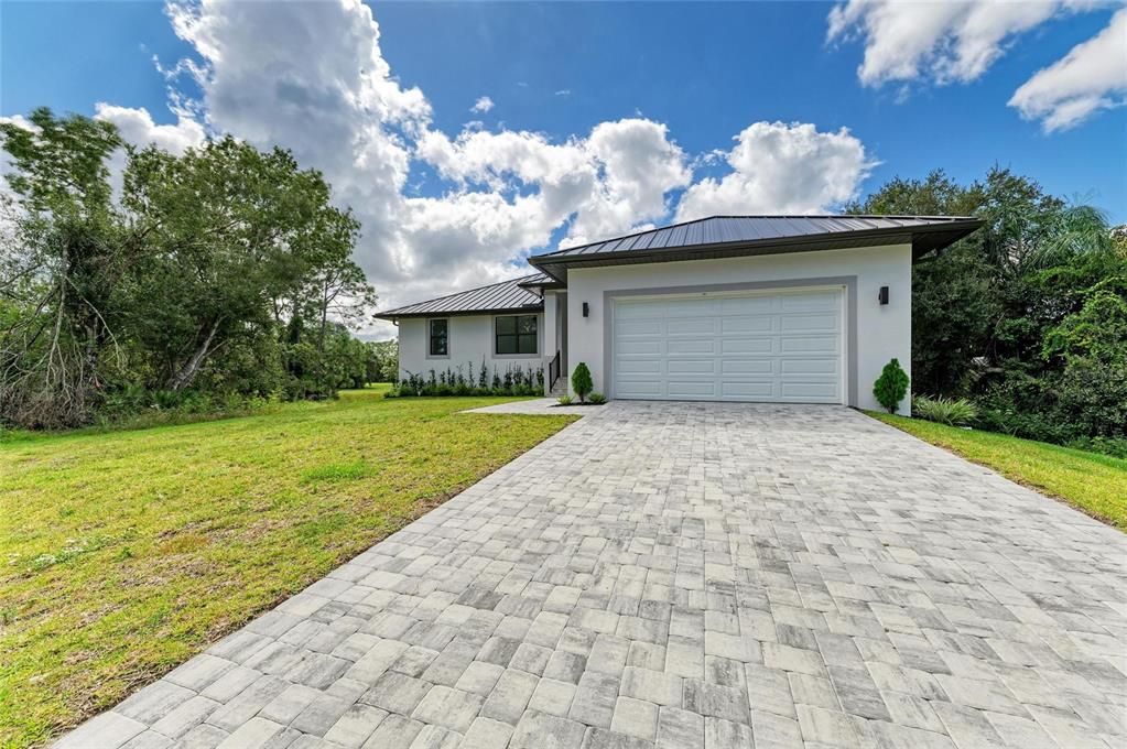 For Sale: $699,000 (3 beds, 2 baths, 1972 Square Feet)