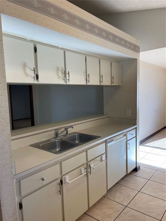 For Rent: $2,195 (3 beds, 2 baths, 1598 Square Feet)