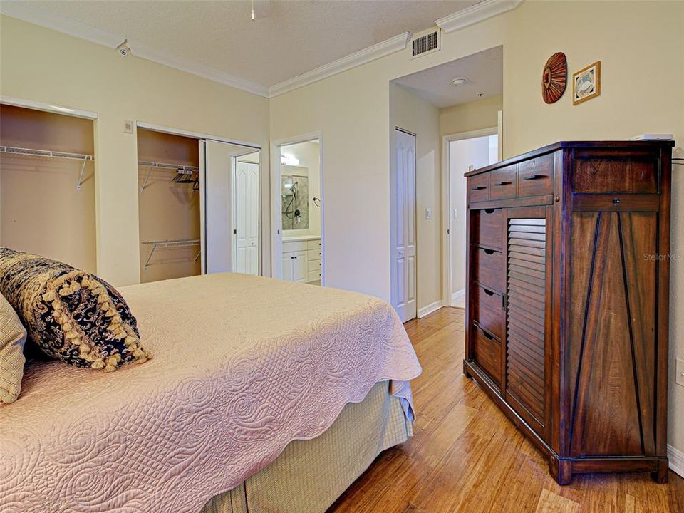 合同活跃: $295,000 (2 贝兹, 2 浴室, 1358 平方英尺)