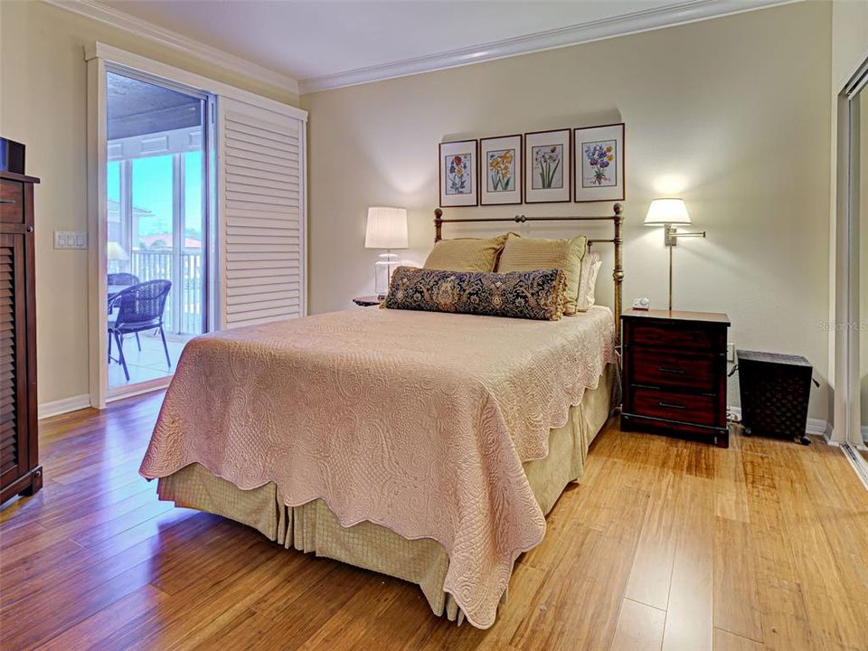 合同活跃: $295,000 (2 贝兹, 2 浴室, 1358 平方英尺)