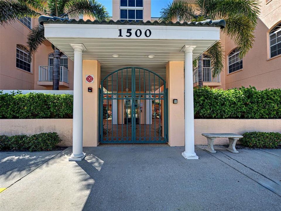 合同活跃: $295,000 (2 贝兹, 2 浴室, 1358 平方英尺)