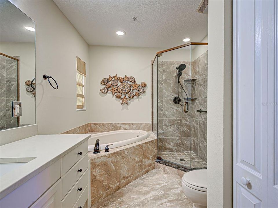 合同活跃: $295,000 (2 贝兹, 2 浴室, 1358 平方英尺)