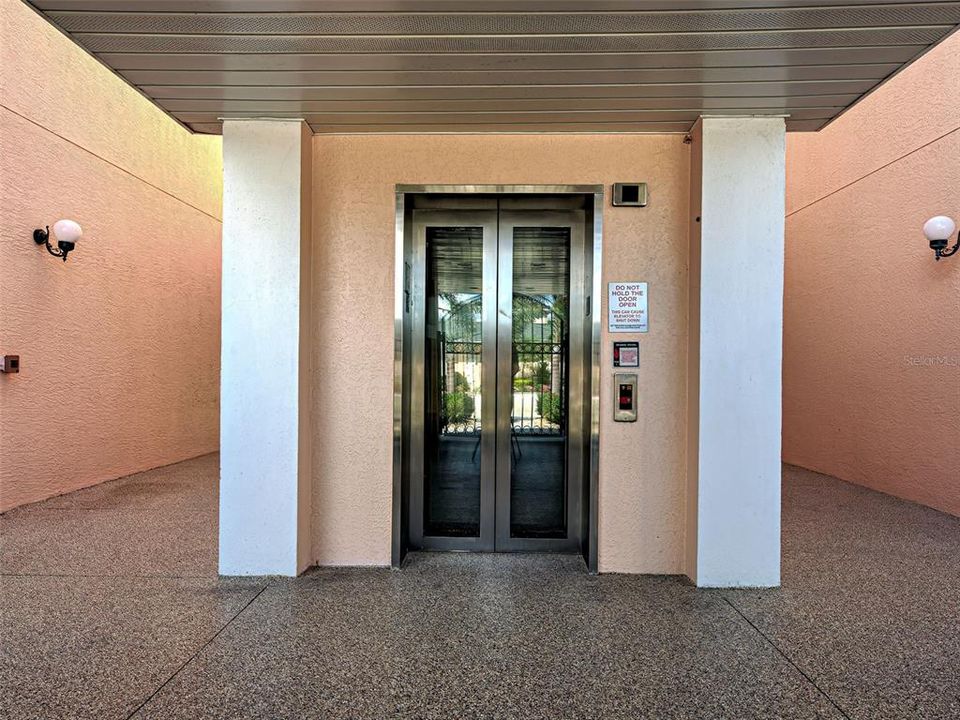 合同活跃: $295,000 (2 贝兹, 2 浴室, 1358 平方英尺)