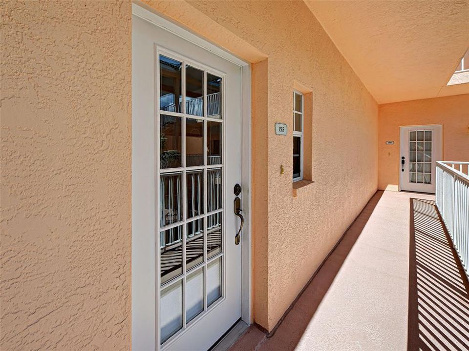 合同活跃: $295,000 (2 贝兹, 2 浴室, 1358 平方英尺)