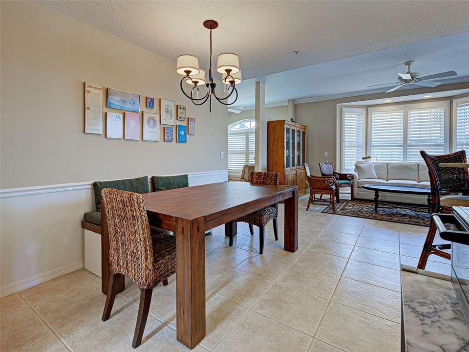 合同活跃: $295,000 (2 贝兹, 2 浴室, 1358 平方英尺)