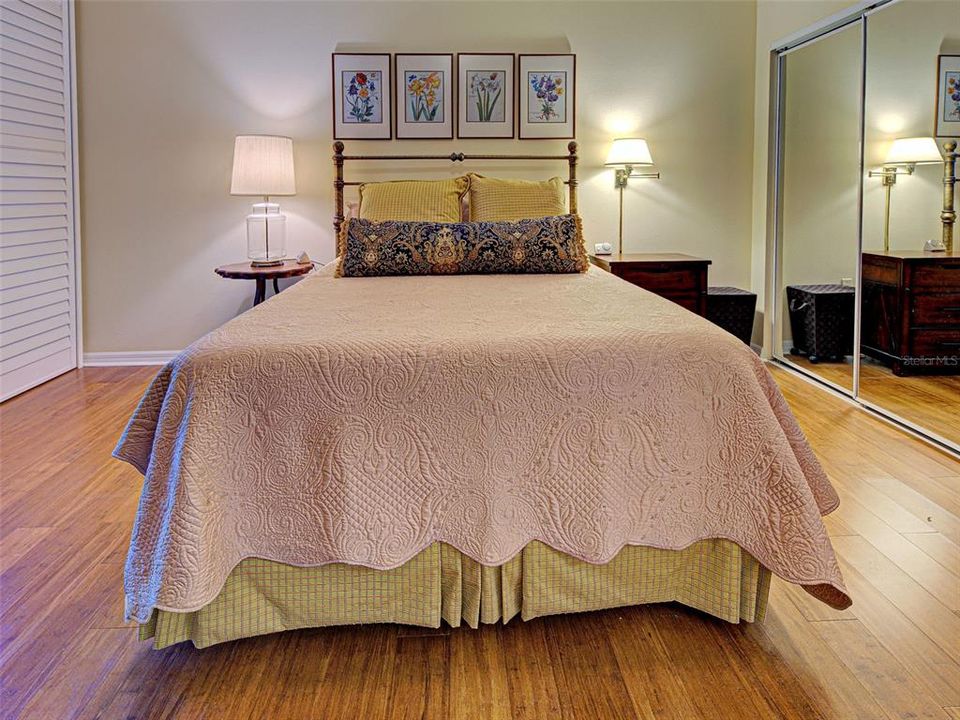 合同活跃: $295,000 (2 贝兹, 2 浴室, 1358 平方英尺)