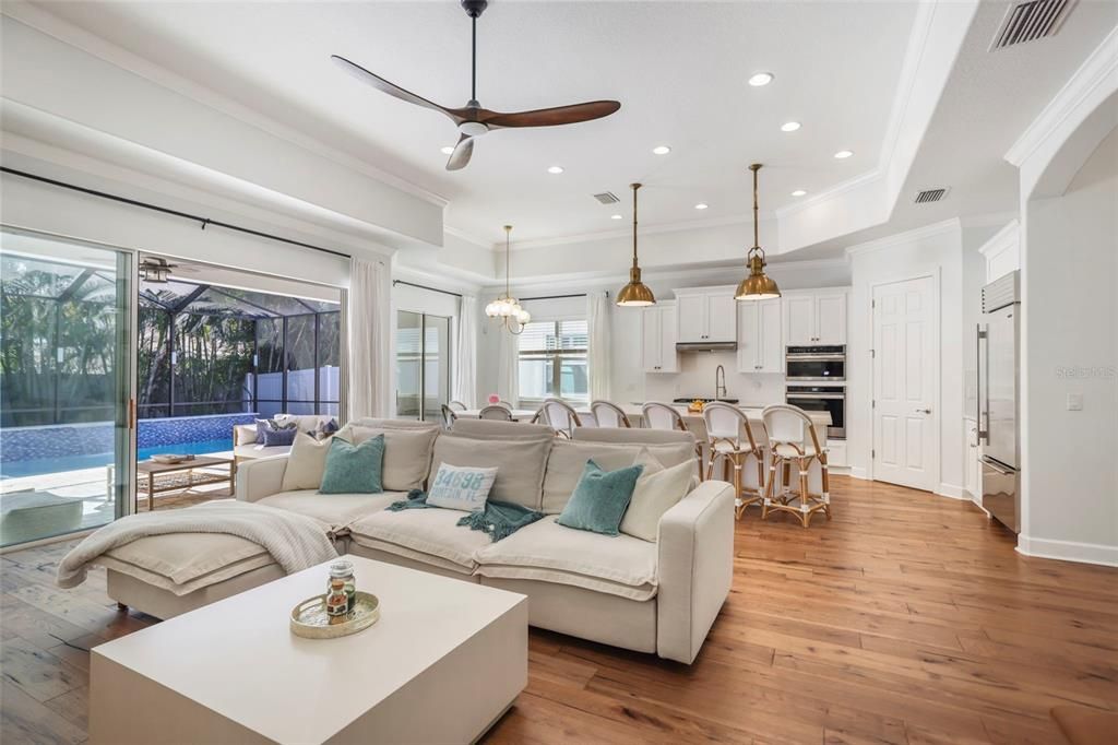 合同活跃: $1,345,000 (4 贝兹, 3 浴室, 2618 平方英尺)