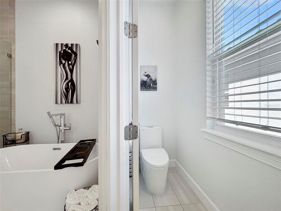 合同活跃: $1,345,000 (4 贝兹, 3 浴室, 2618 平方英尺)