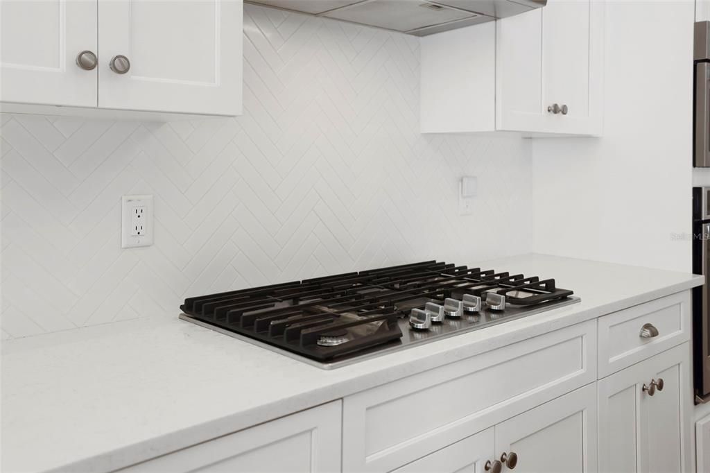 合同活跃: $1,345,000 (4 贝兹, 3 浴室, 2618 平方英尺)