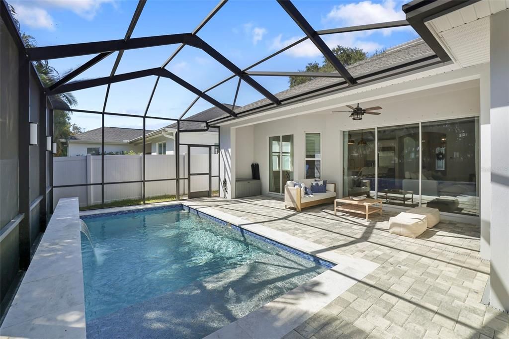 合同活跃: $1,345,000 (4 贝兹, 3 浴室, 2618 平方英尺)