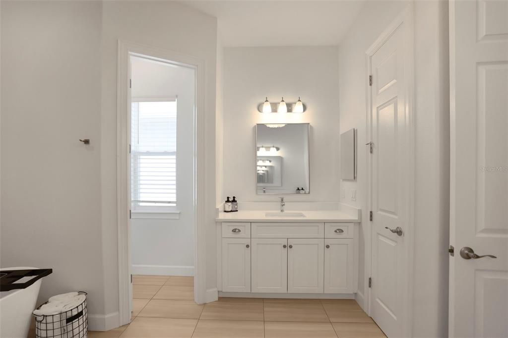 合同活跃: $1,345,000 (4 贝兹, 3 浴室, 2618 平方英尺)