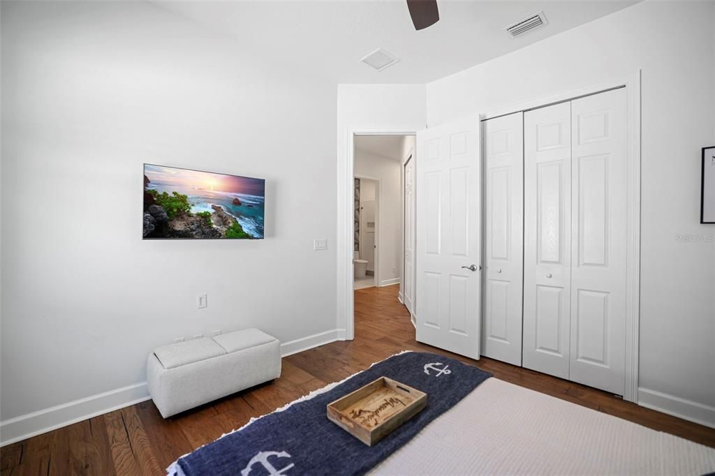 合同活跃: $1,345,000 (4 贝兹, 3 浴室, 2618 平方英尺)