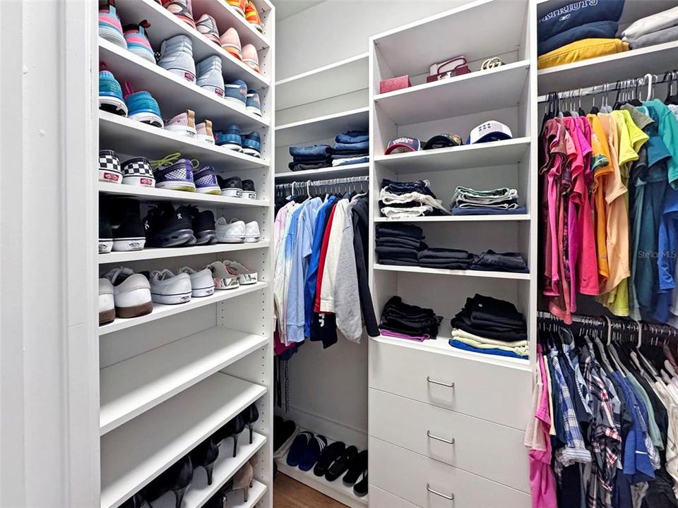 合同活跃: $1,345,000 (4 贝兹, 3 浴室, 2618 平方英尺)