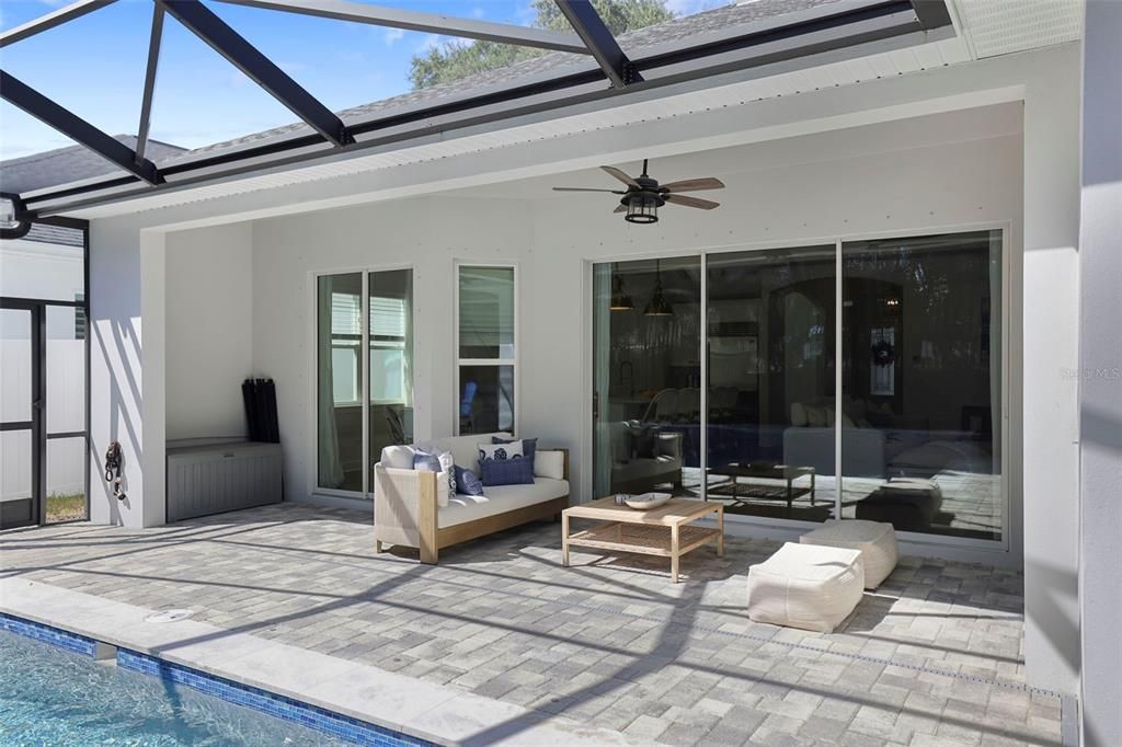 合同活跃: $1,345,000 (4 贝兹, 3 浴室, 2618 平方英尺)