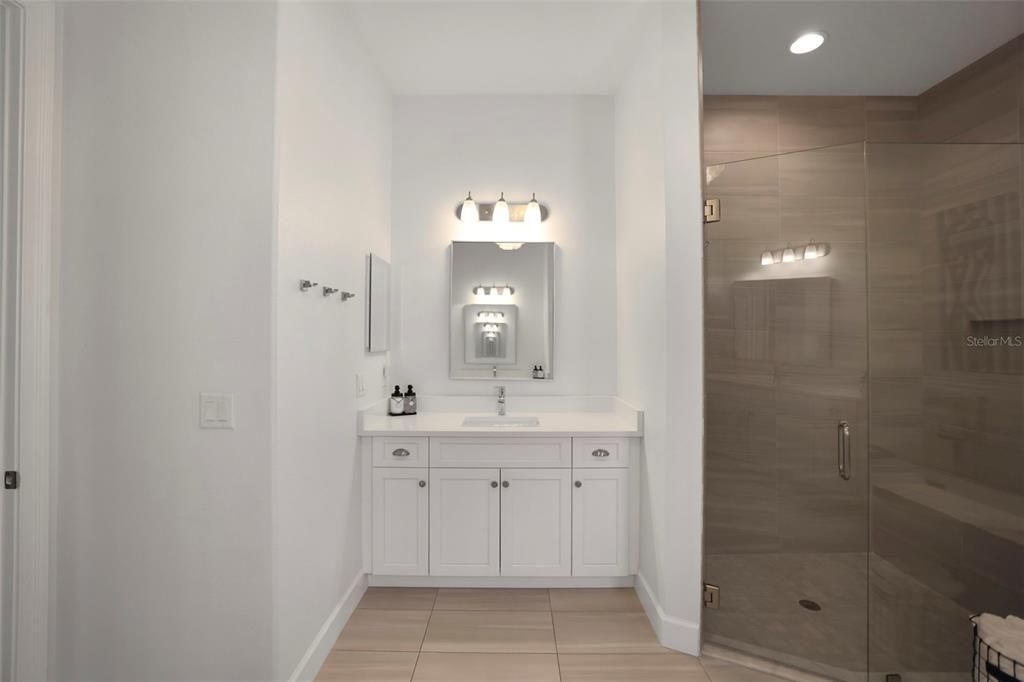 合同活跃: $1,345,000 (4 贝兹, 3 浴室, 2618 平方英尺)