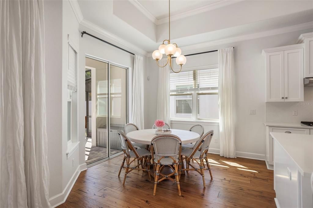 合同活跃: $1,345,000 (4 贝兹, 3 浴室, 2618 平方英尺)