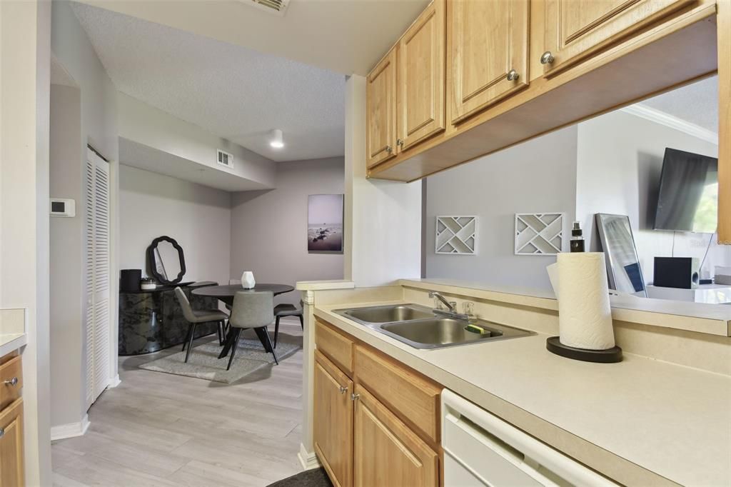 合同活跃: $199,500 (2 贝兹, 2 浴室, 1192 平方英尺)