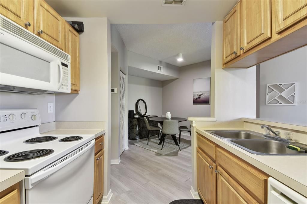 合同活跃: $199,500 (2 贝兹, 2 浴室, 1192 平方英尺)