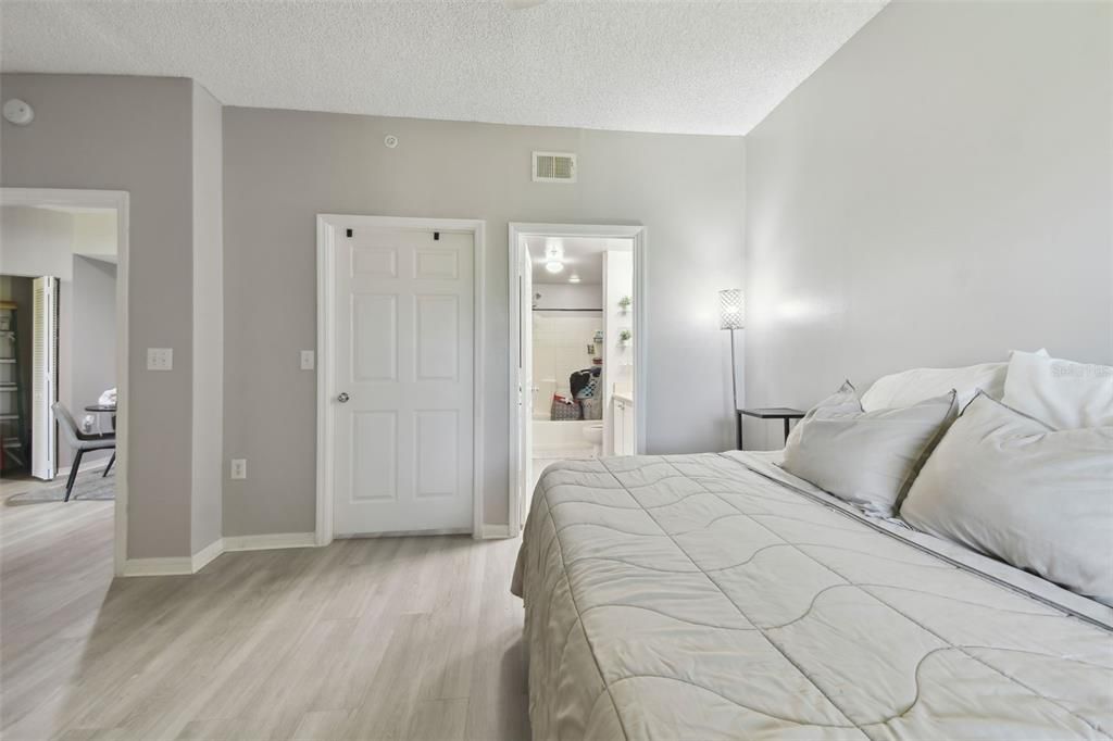 合同活跃: $199,500 (2 贝兹, 2 浴室, 1192 平方英尺)