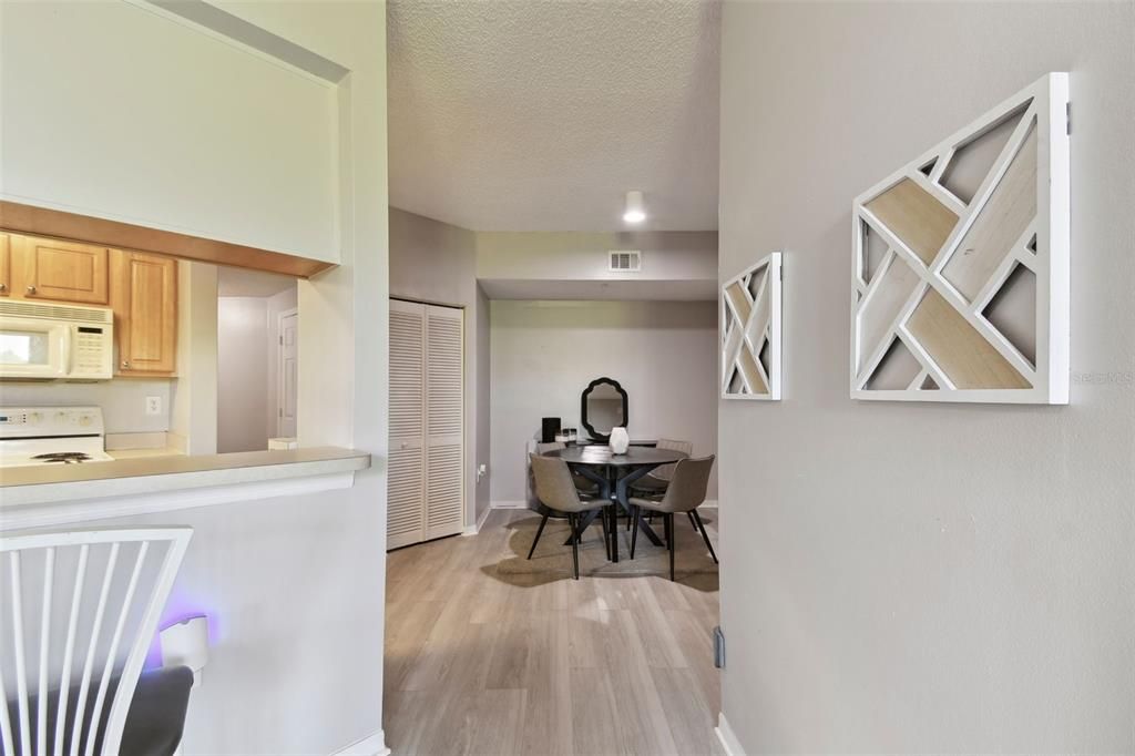 合同活跃: $199,500 (2 贝兹, 2 浴室, 1192 平方英尺)