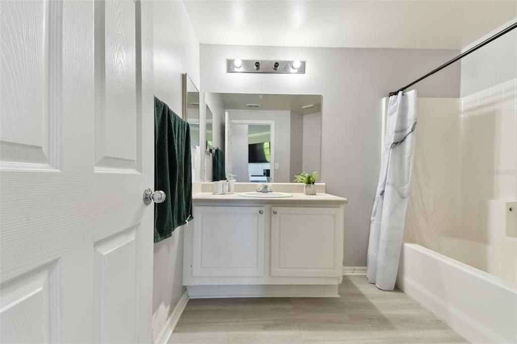 合同活跃: $199,500 (2 贝兹, 2 浴室, 1192 平方英尺)