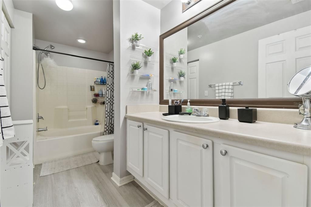 合同活跃: $199,500 (2 贝兹, 2 浴室, 1192 平方英尺)