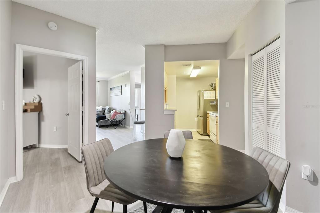 合同活跃: $199,500 (2 贝兹, 2 浴室, 1192 平方英尺)